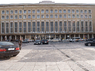 Zentralflughafen - Vorplatz